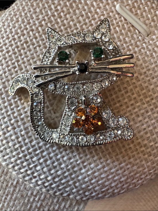 Landau Jewelry - VTG Signed LANDAU Pave Rhinestone Cat Brooch Pin - Green Eyes